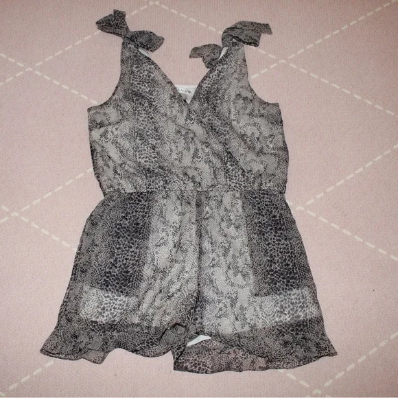 Venus Women’s Animal Print Romper Jumpsuit Size 8 Flutter Shorts Tie Knot Straps - Picture 1 of 3